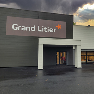 Le magasin Grand Litier complète l'offre de l'établissement, également Géant du Meuble et Laurie Lumière